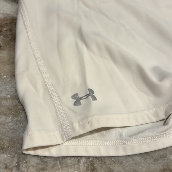 Women’s Large White Under Armour Shorty Shorts - Picture 2 of 5